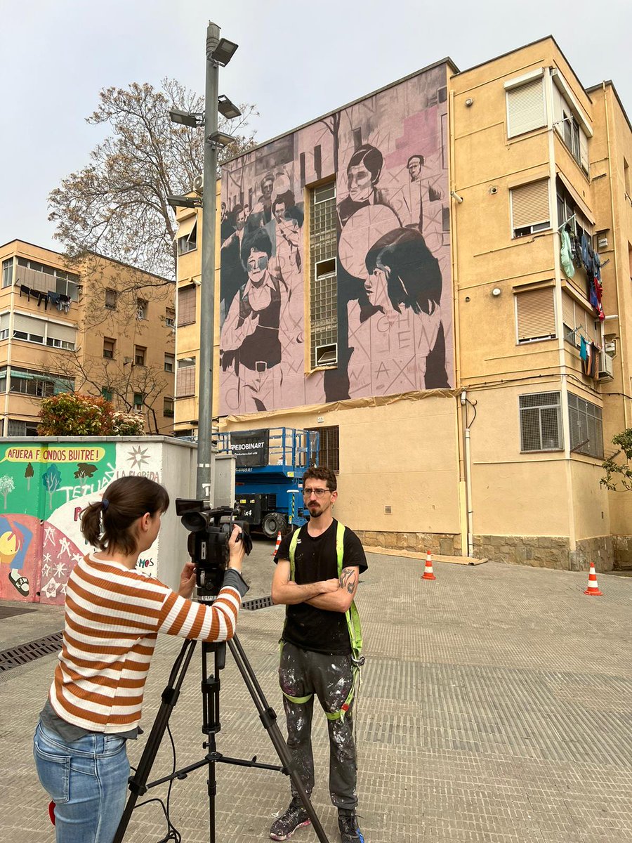 🔵 Les Planes-Blocs Florida #LHospitalet compta amb un nou mural de gran format. L'artista Mateu Targa ha plasmat una fotografia de l’any 1976 que il·lustra una reivindicació veïnal. ℹ️shorturl.at/agjGH #LHospitalet #muralart #muralisme #urbanart