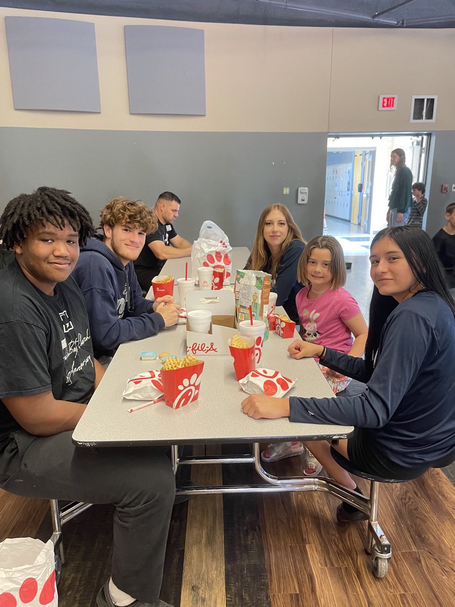 Our athletes continue to be engaged all over the community! Lunch yesterday at Grove elementary with some 2nd grade students from a local fundraiser they put on! ⁦@ShawneePublic⁩ ⁦@widge20⁩ ⁦@JWMadonna⁩ ⁦@THEShawneeFB⁩