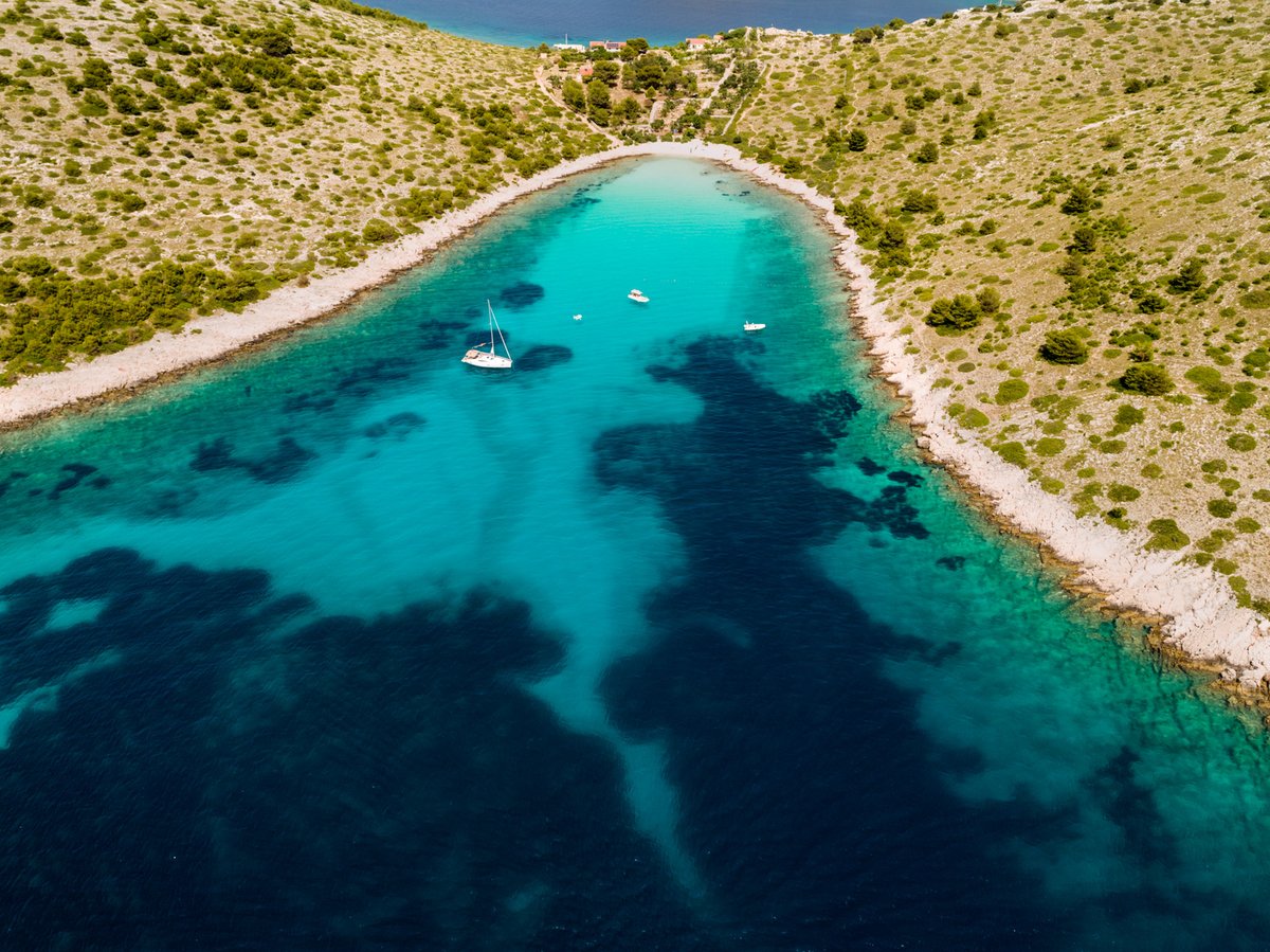 ACImarinas's tweet photo. ACI Marina Piškera is open for visitors! It's located between the islands of Piškera and Panitula Vela, off the northern coast of Panitula Vela, where the ACI flag flies on the island’s highest prominence. ☸

#aci #acimarinas #acimarinapiškera #piškera #croatia #yachting https://t.co/tgwq6vhA8X