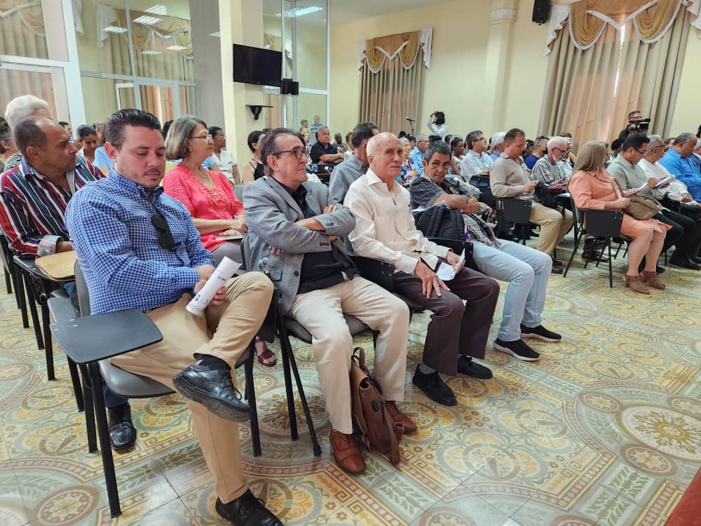 🇨🇺 Sesiona en el Centro de Convenciones Santa Cecilia de #Camagüey el Coloquio “La Asamblea de Guáimaro en la historia patria” Inicia con la conferencia de @HomeroAcostaA, secretario de la @AsambleaCuba acompañado por las principales autoridades del @PartidoPCC y el @GobCamaguey