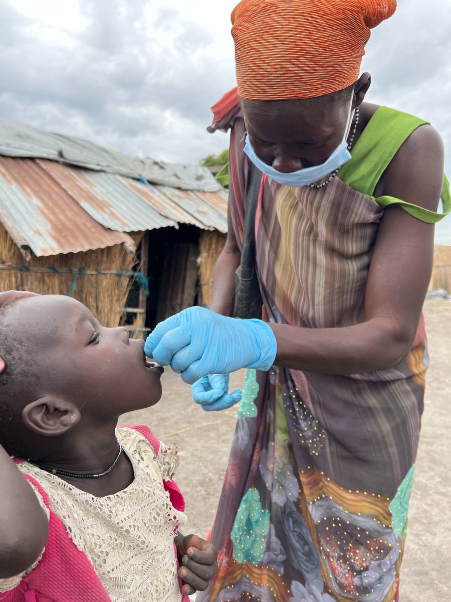 Megaphones + #Vaccines = increased protection for children! @unicefssudan continues to empower community health workers to reach children in 🇸🇸 with healthcare services & life-saving vaccines. #UNICEFThanks @gavi, @GlobalFund, @MofaJapan_en, & the @WorldBank for their support.