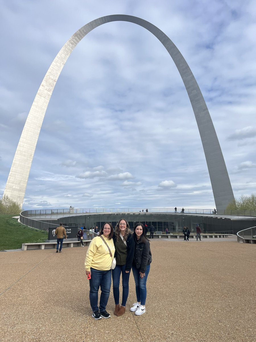 MrsAdamsAlgebra's tweet photo. You know you’re a math teacher when  you visit the Gateway Arch and use it as an opportunity to teach your students how it’s actually NOT a parabola, but rather an inverted catenary curve. https://t.co/JnC6r4NCvc