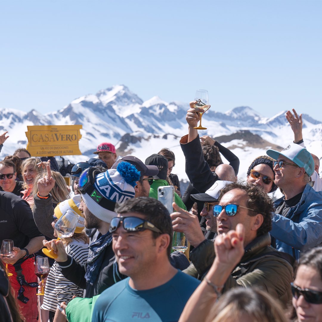 Despedimos la temporada 23-24 repleta de momentos únicos junto a vosotros en @astunesqui ❄️🫶 Descensos inolvidables, vistas del Pirineo a 2.000 metros de altura, tu vino favorito y mucha nieve. Gracias por acompañarnos, ¡nos vemos el año que viene! #ViñasdelVero #VDV