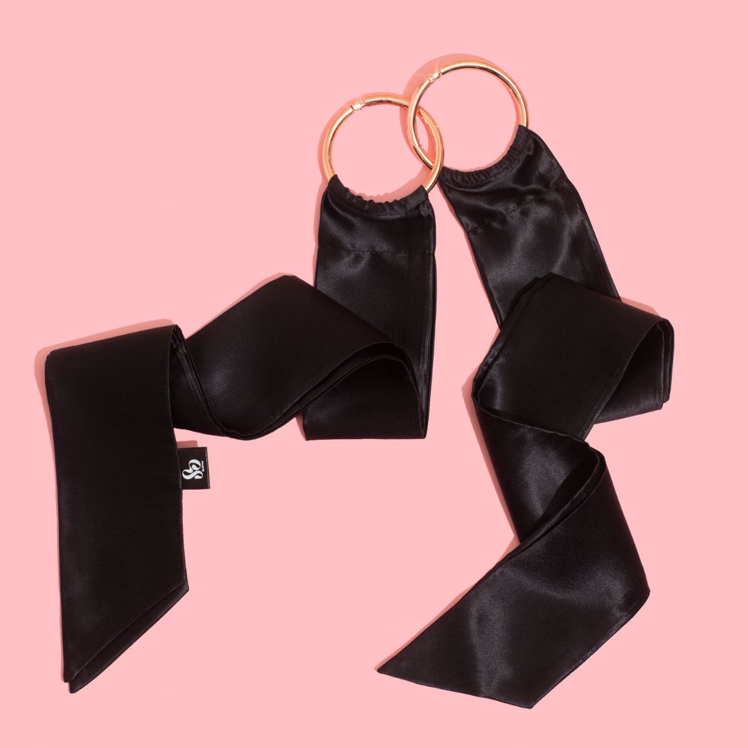 Unleash your wildest fantasies with our luxurious silk restraints featuring clip-on rings! 💫✨ Transform any ordinary setting into a playground of pleasure by easily clipping onto bed frames, chair legs, or wherever your desires take you!