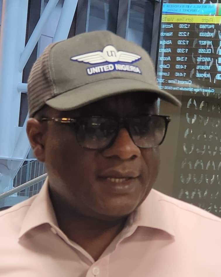 Air Peace Chairman, Barr. Allen Onyema, was spotted at Murtala Mohammed International Airport, Lagos, proudly wearing the cap of United Nigeria Airlines, his supposed competitor in the aviation industry! A commendable display of maturity and goodwill. The brotherhood between the…
