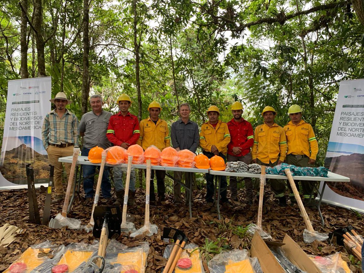 WhittinghamFCDO's tweet photo. El Fondo de Paisajes Biodiversos va a apoyar en el combate de incendios forestales en Honduras 🇭🇳. Ayer visité la Reserva Biológica del Güisayote para iniciar actividades #BLF y entregar herramientas. Gracias a las autoridades municipales, @ICFHonduras y @PlanTrifinio por apoyar. https://t.co/du2vsjFpcP
