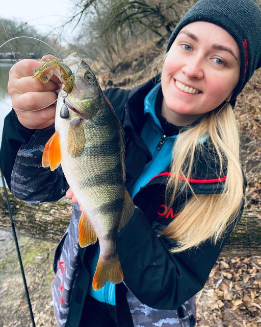Sunshine, fresh air, excitement and a beauty in your hands - what could be better? 🐟💖 #FishingGirls #FishingGirl #fishing #fishinglife #fish #photography #nature #NatureBeauty