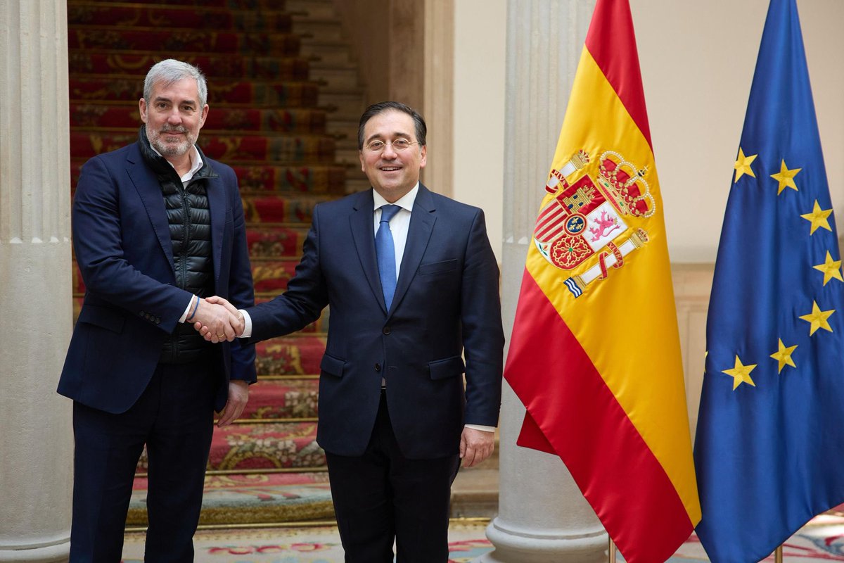 Reunión con el presidente canario @FClavijoBatlle. Hemos abordado las relaciones con los países del entorno de Canarias. La política exterior del Gobierno vela por los intereses de España, que son también los de Canarias, y el bienestar de todos los españoles.