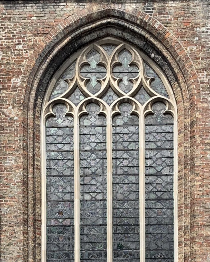 Gothic Variety

The stone fenestration on every window of Sint Gilliskerk, Bruges has its own design. This one church all by itself is a rich library of Gothic patterns. Here the vesica picsis is overtly celebrated.