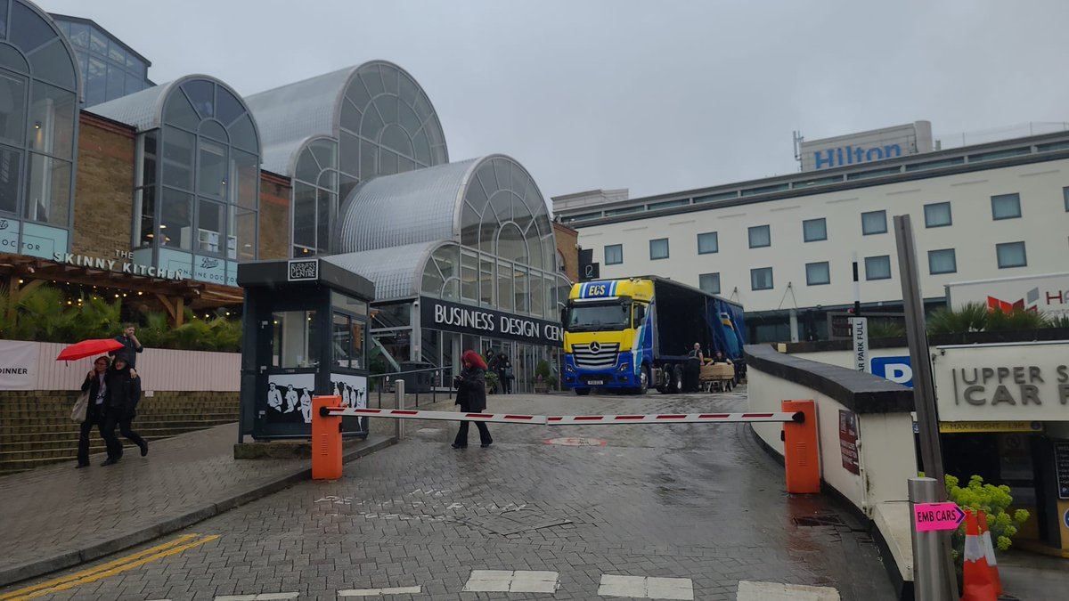 ExsampleCourier's tweet photo. Loading out of a rather wet London https://t.co/xEPWQiVmrB