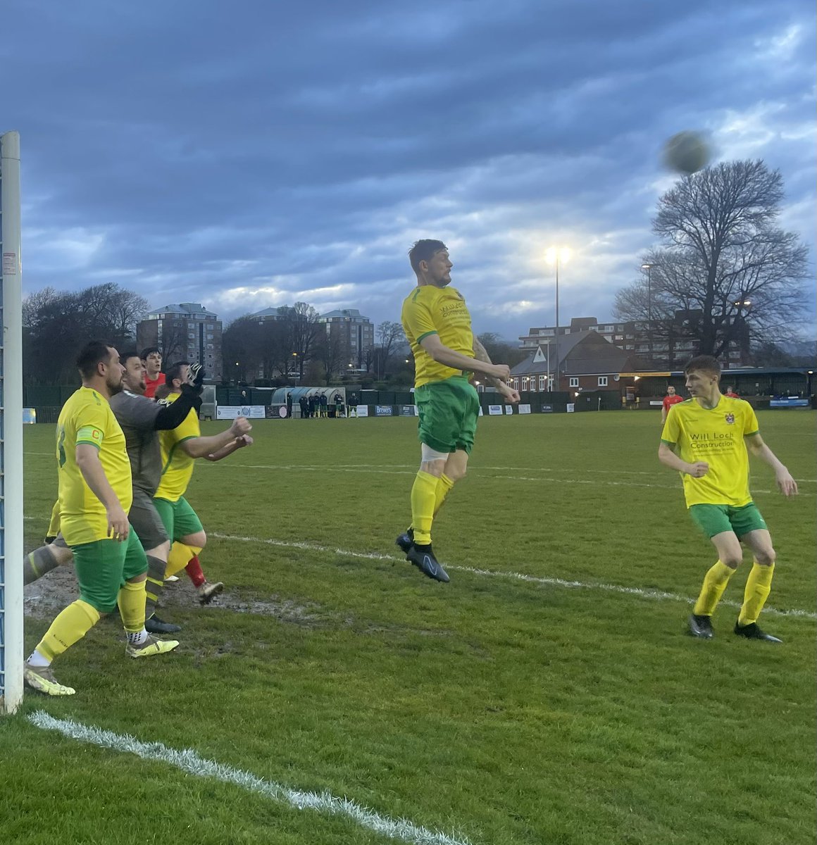 FishChipsFooty's tweet photo. Big lads, ballsy performance, bibs for flags. Dismissals, dismal weather and dreaded penalties.

Monday April 8
@seafordtownfc U18 3 (win 4-2 on pens)
#welcroftparkrangers Reserves 3
@eastbournefa Junior Cup QF
At #saffrons https://t.co/3ek2ikiVDl