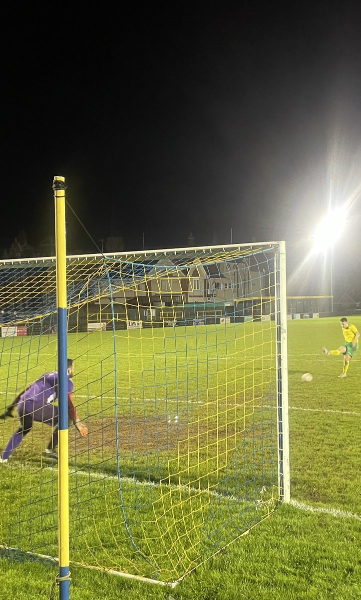 FishChipsFooty's tweet photo. Big lads, ballsy performance, bibs for flags. Dismissals, dismal weather and dreaded penalties.

Monday April 8
@seafordtownfc U18 3 (win 4-2 on pens)
#welcroftparkrangers Reserves 3
@eastbournefa Junior Cup QF
At #saffrons https://t.co/3ek2ikiVDl