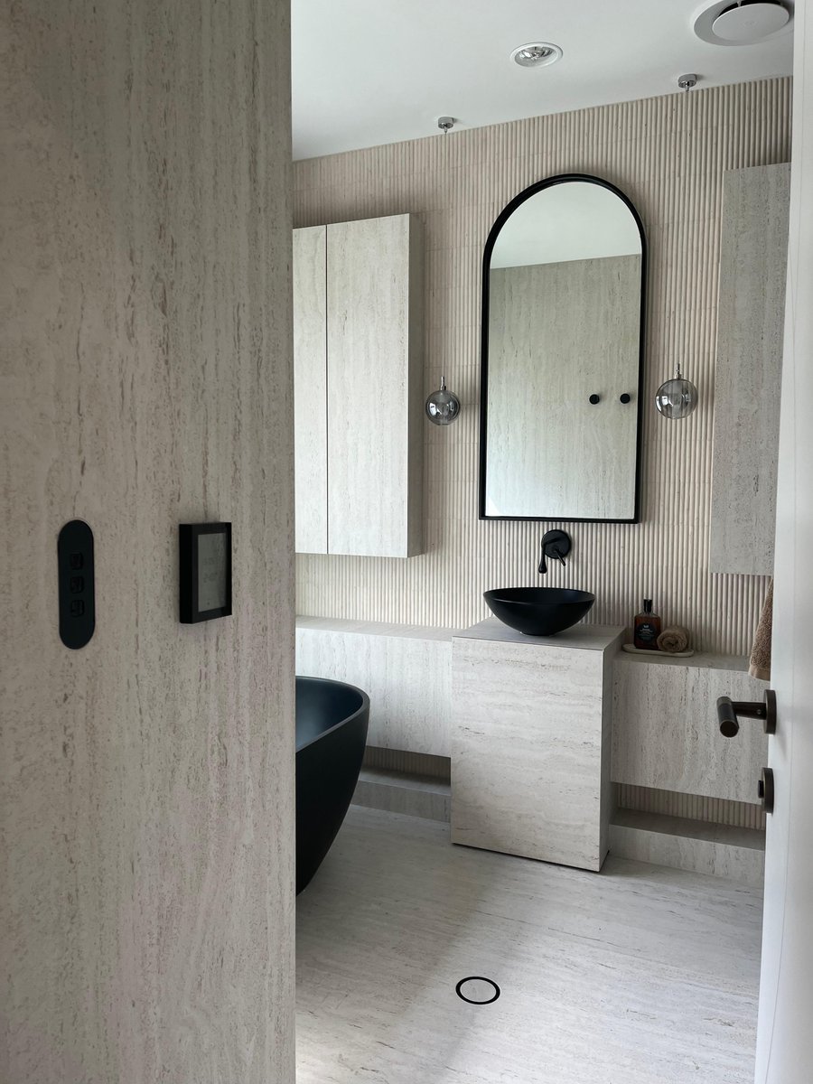 Este envolvente diseño de baño muestra la belleza y durabilidad únicas de nuestra superficie ultracompacta Dekton, perfecta para zonas de mucho tránsito como los cuartos de baño. Descubre como @Dekton Marmorio le aporta sofisticación a este baño shorturl.at/rxX57