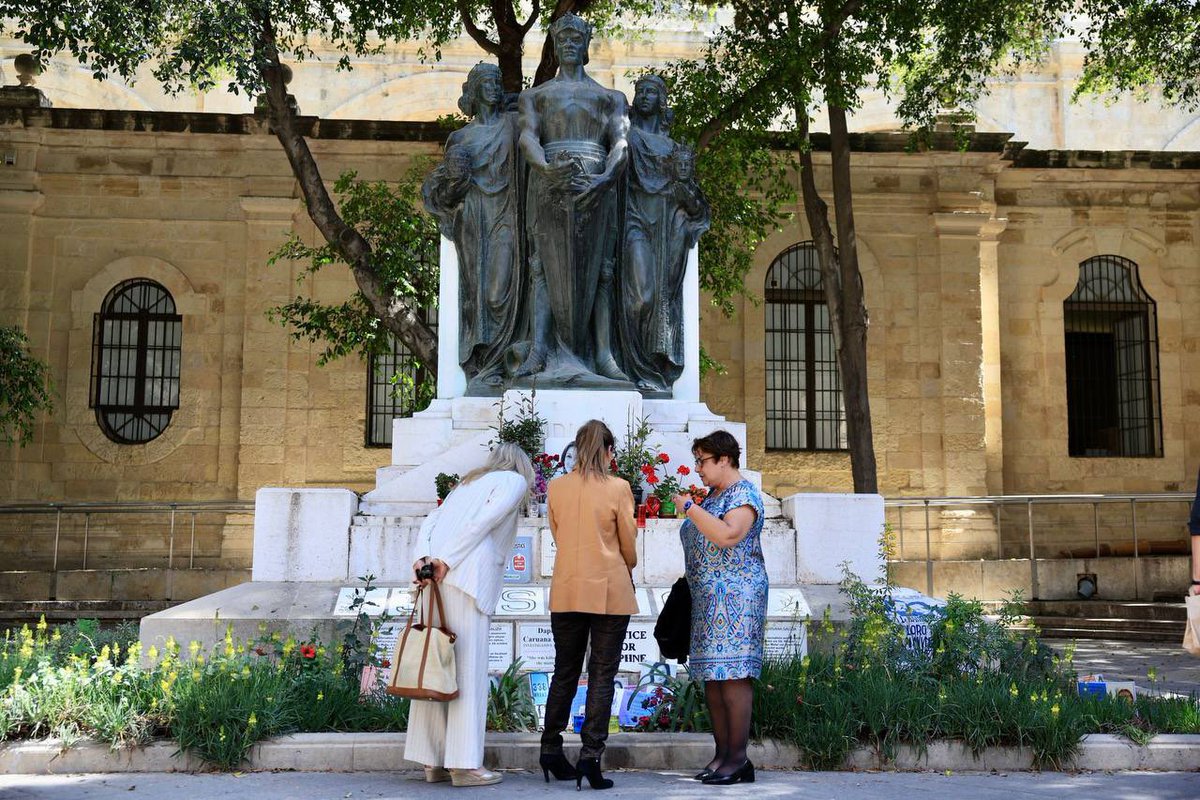 Lors de mon déplacement à Malte aux côtés de la Ministre @auroreberge , j'ai tenu à m'incliner devant la mémoire de la journaliste Daphné Caruana Galizia, assassinée en 2017 en raison de son travail d'investigation journalistique et de ses enquêtes sur la corruption. #presse