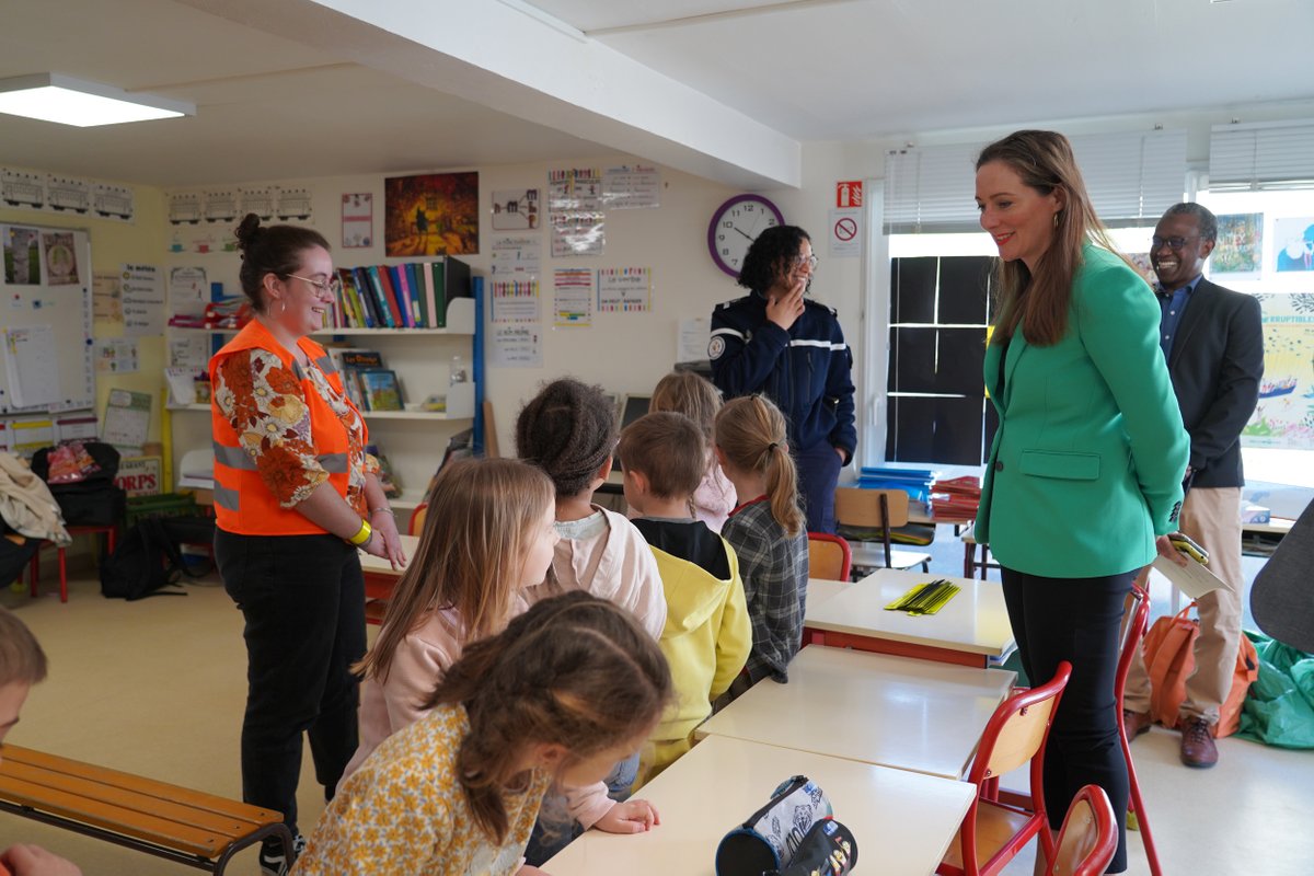 acpoitiers's tweet photo. Semaine du petit citoyen à l'école Sauzeau #ChiréenMontreuil
Les élèves participent avec la rectrice @BndicteRobert  à des ateliers sur le #vivreensemble et la #Coopération
✅Développer ses compétences psychosociales
✅Savoir donner l’alerte 
✅Limiter les écrans 
#EMC https://t.co/ZPNebNIrKk