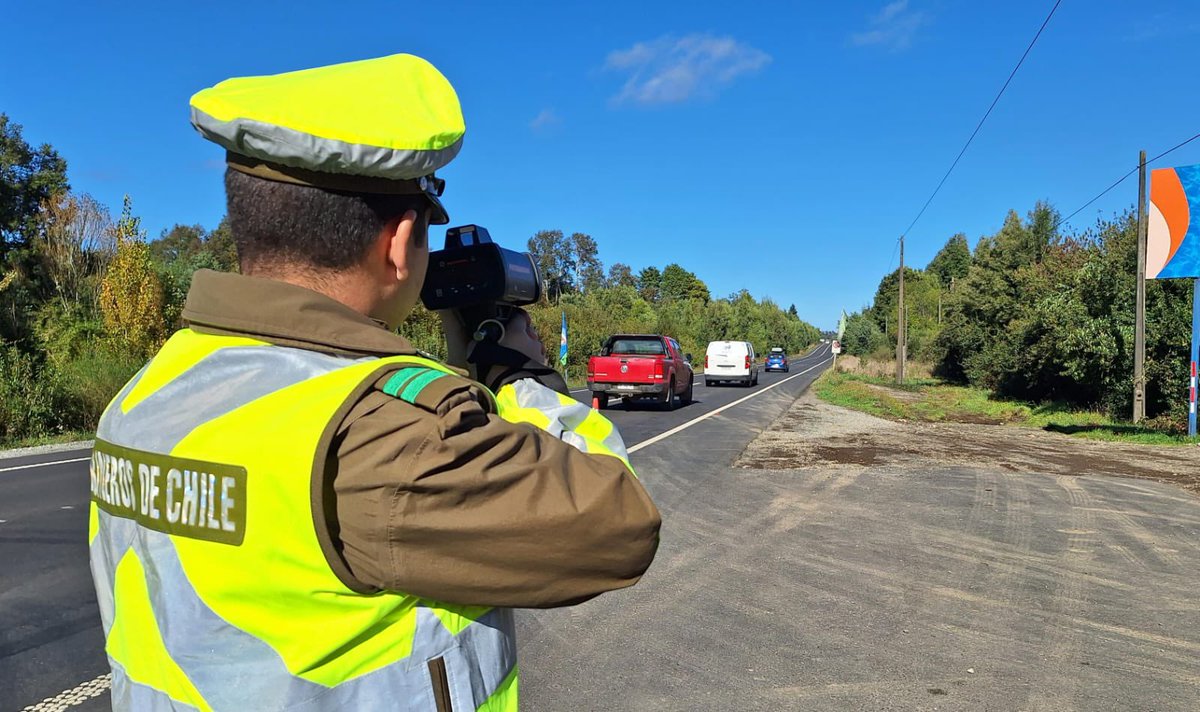 CarabLosRios's tweet photo. Patrulla mixta de la Subcomisaría #Mariquina y @MuniMariquina refuerzan controles de tránsito en la ruta T-202, fiscalizando la velocidad de conductores mediante pistola radar. Recuerda conducir con prudencia y respeta las normas del tránsito.🚦🛑

#LaPrevenciónEsNuestraEsencia https://t.co/wcztAM05ez