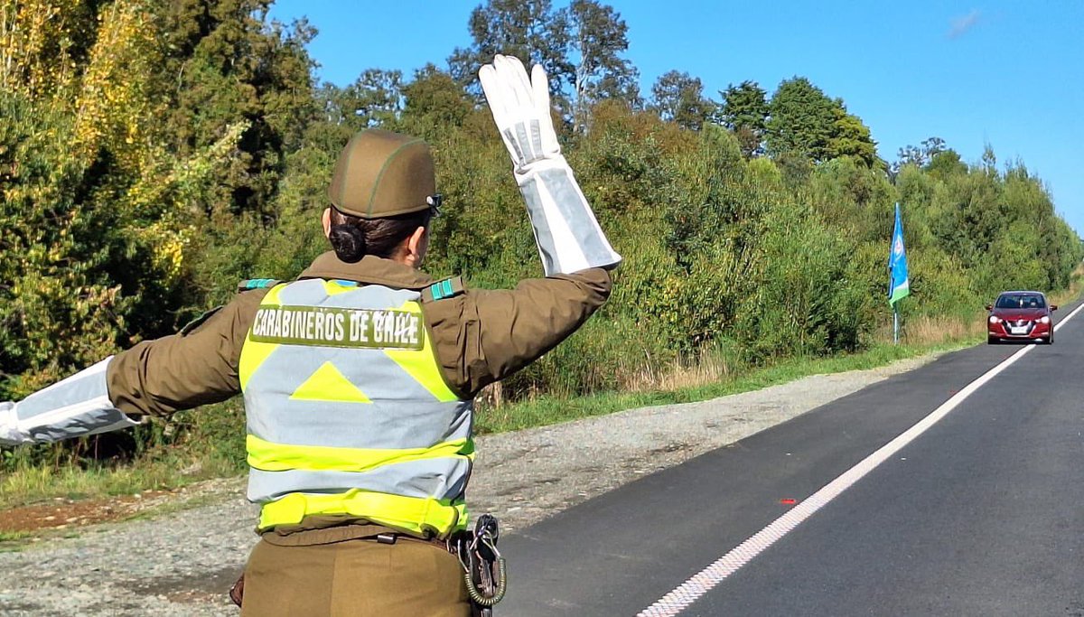 CarabLosRios's tweet photo. Patrulla mixta de la Subcomisaría #Mariquina y @MuniMariquina refuerzan controles de tránsito en la ruta T-202, fiscalizando la velocidad de conductores mediante pistola radar. Recuerda conducir con prudencia y respeta las normas del tránsito.🚦🛑

#LaPrevenciónEsNuestraEsencia https://t.co/wcztAM05ez