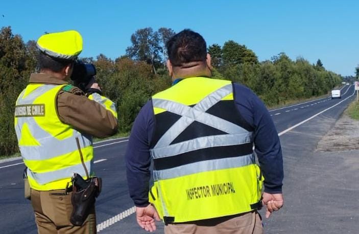 CarabLosRios's tweet photo. Patrulla mixta de la Subcomisaría #Mariquina y @MuniMariquina refuerzan controles de tránsito en la ruta T-202, fiscalizando la velocidad de conductores mediante pistola radar. Recuerda conducir con prudencia y respeta las normas del tránsito.🚦🛑

#LaPrevenciónEsNuestraEsencia https://t.co/wcztAM05ez