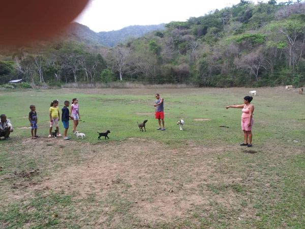 Desarrollo de actividades en la comunidad de La Anita en saludo al 4 de Abril. <a href="/CubaMined/">MINED</a> <a href="/dpeStgo/">DGE Santiago de Cuba</a> <a href="/SantiagodeCuba/">Santiago de Cuba</a> <a href="/dmeguama/">Dirección Municipal de Educación Guamá</a> #guama