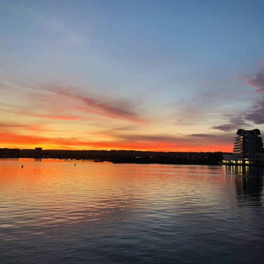 Warmer temps + Lo Lounge Cardiff Bay's outdoor heaters = the perfect time for their upcoming events.🌅 There's a 70s Bottomless Brunch this Saturday & a Sunset Supper Club every Friday! 🕺🍽 Book here: fixr.co/organiser/9211…

#bottomlessbrunch #cardiffbay #sunset #lolounge