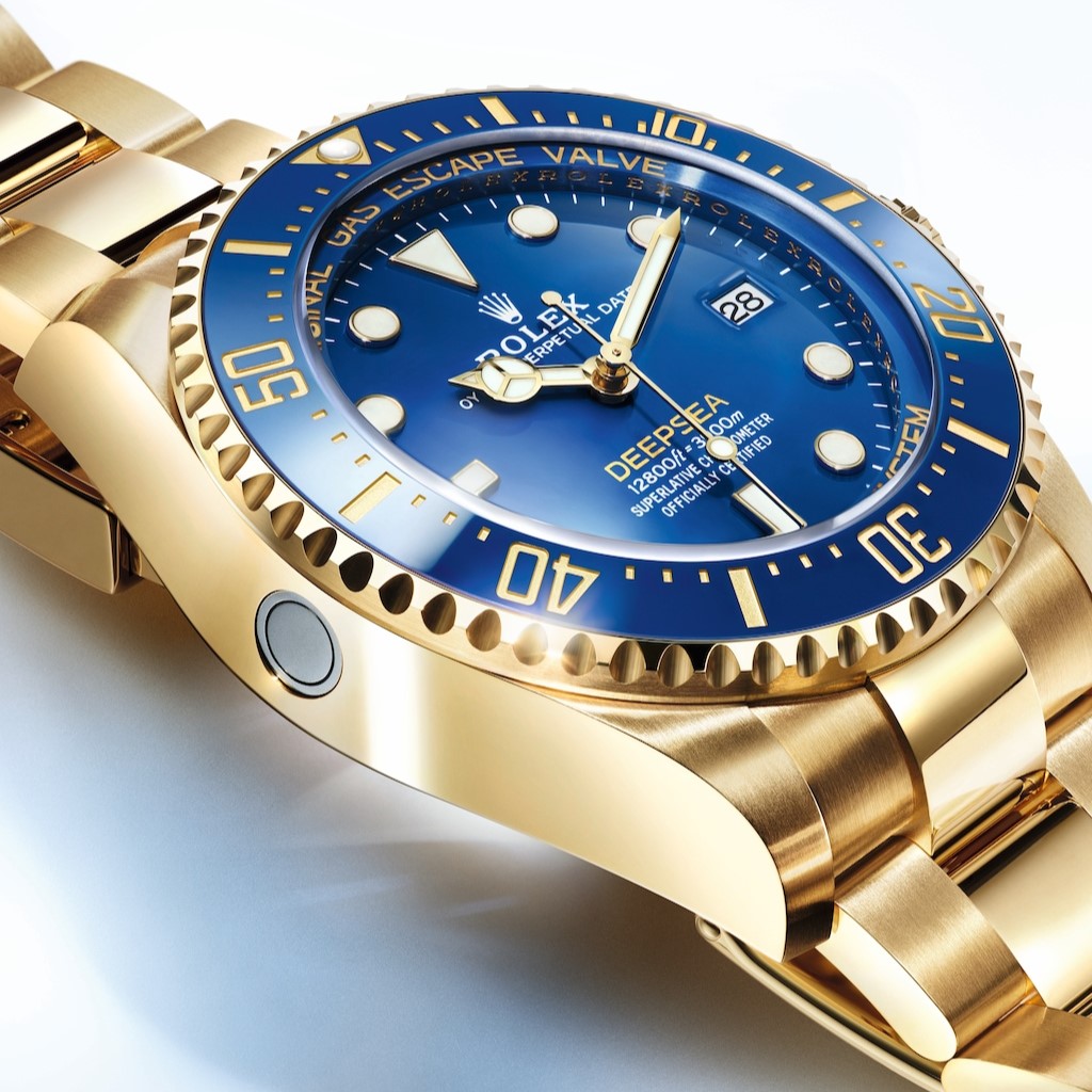 On the wrist, the new and (more-or-less) solid gold Rolex Deepsea Dweller is— get ready for it— heavy. Full details live now watchtime.com/wristwatch-ind…
