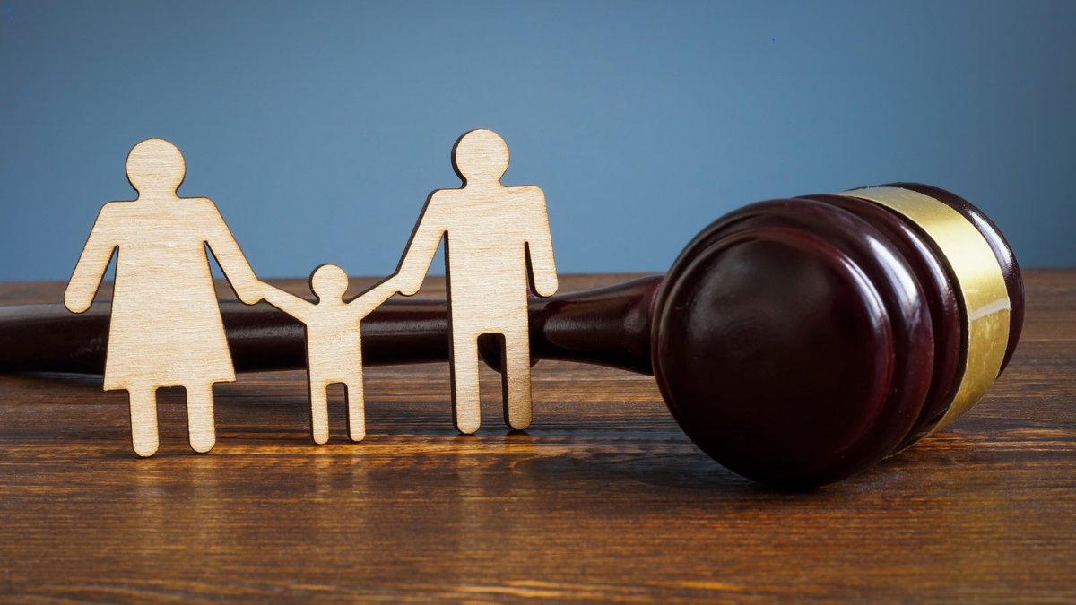 Das #Bundesverfassungsgericht stärkt die #Rechte leiblicher Väter: Ein wegweisendes #Urteil eröffnet die Möglichkeit, dass Kinder theoretisch mehr als zwei rechtliche Eltern haben könnten. Ein wichtiger Schritt für das #Familienrecht.