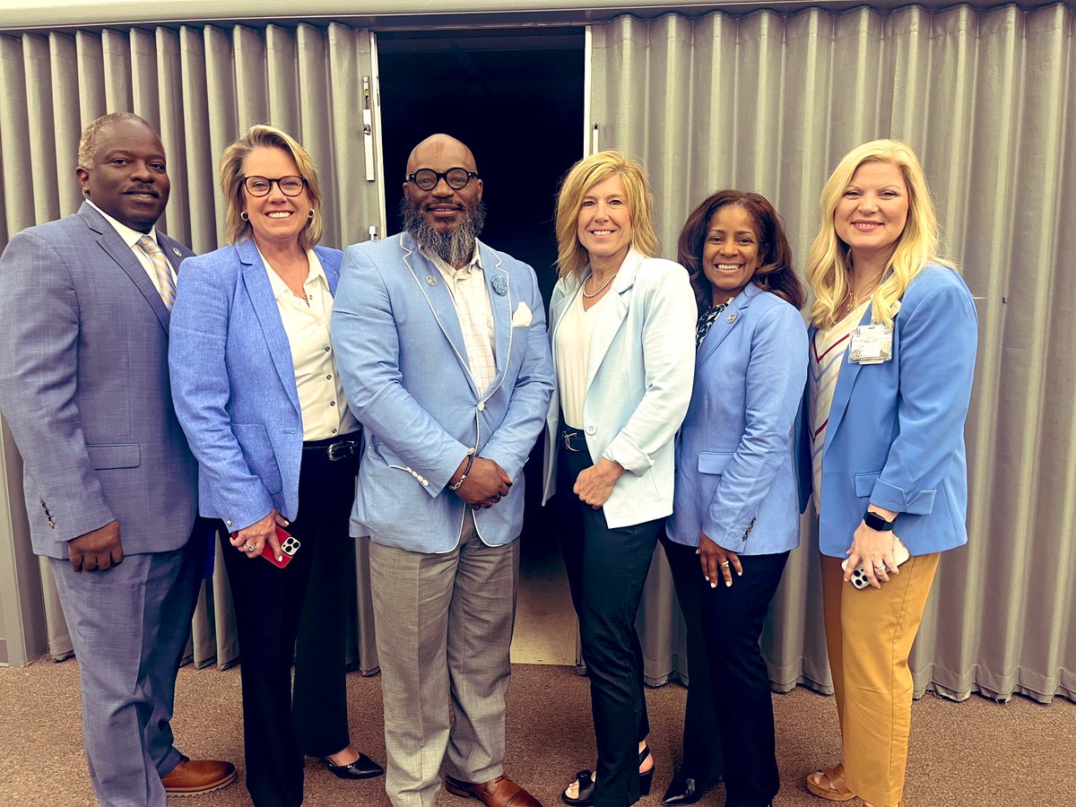 Great minds!!! #BluesCrew 💪🏽🔥<a href="/LindyPruitt/">Lindy Pruitt</a> <a href="/Seabrookroyal2/">Seabrookroyal</a> <a href="/mc_garvin/">Misty Garvin, Ed.S.</a>