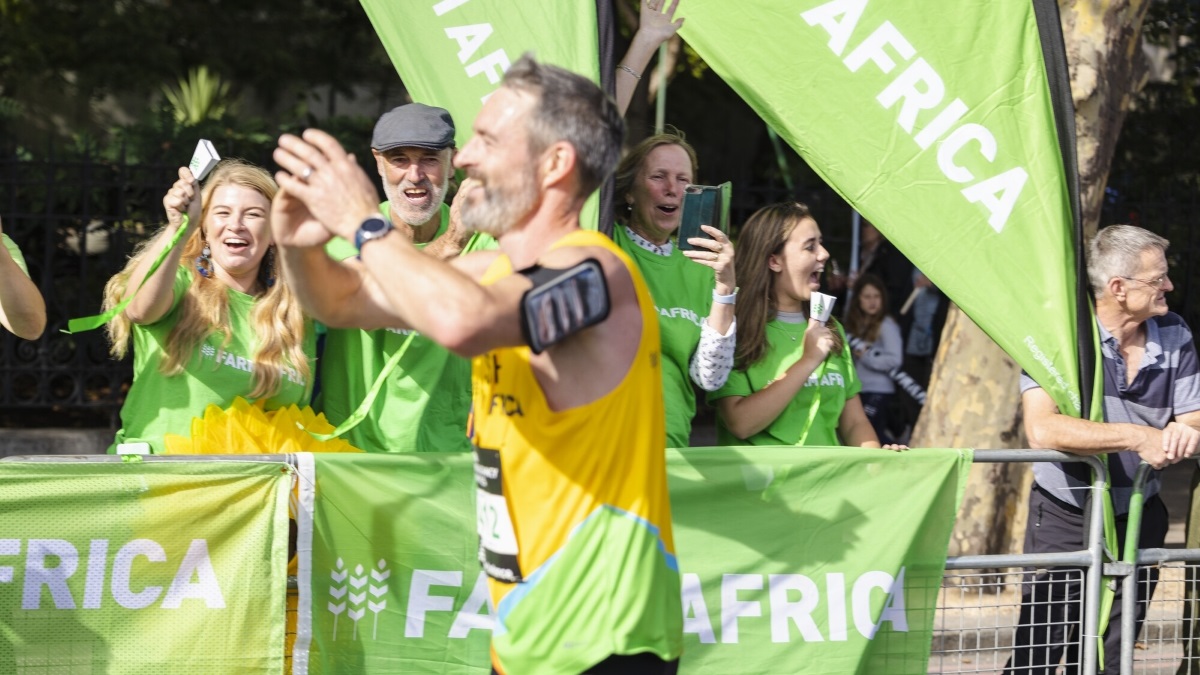 It's less than two weeks to go until the @LondonMarathon! We're looking for happy faces to join our #marathon cheer points in Rotherhithe and by the embankment to cheer on our fantastic team of runners. 👏🙌🎉 Interested? Get the info 👇 farmafrica.org/volunteer-at-a… #LondonMarathon