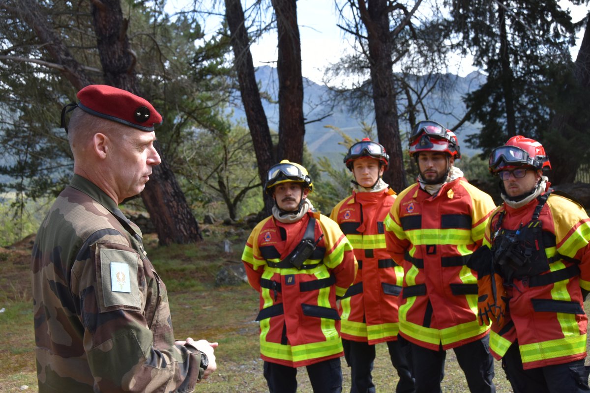 UIISC5CORTE's tweet image. [VISITE D’AUTORITÉ] Les #Vulcain ont reçu hier la visite du général TRICAND de la GUOUTTE, commandant l&apos;école du génie. Rencontre avec nos #sapeurssauveteurs sur nos savoir-faire, nos engagements, nos spécialités. #FORMISC une force polyvalente. @armeedeterre @SecCivileFrance