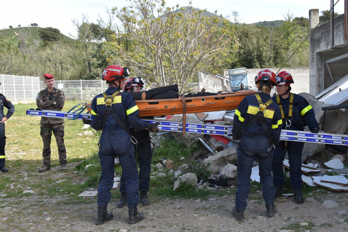 UIISC5CORTE's tweet image. [VISITE D’AUTORITÉ] Les #Vulcain ont reçu hier la visite du général TRICAND de la GUOUTTE, commandant l&apos;école du génie. Rencontre avec nos #sapeurssauveteurs sur nos savoir-faire, nos engagements, nos spécialités. #FORMISC une force polyvalente. @armeedeterre @SecCivileFrance