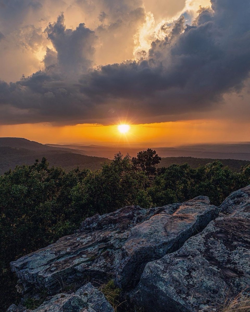 A day that starts with a view this good can only be a great one. Visit Mount Nebo State Park! #ARStateParks 📸: @therusticchild & @meetjosue on IG arkansasstateparks.com/parks/mount-ne…