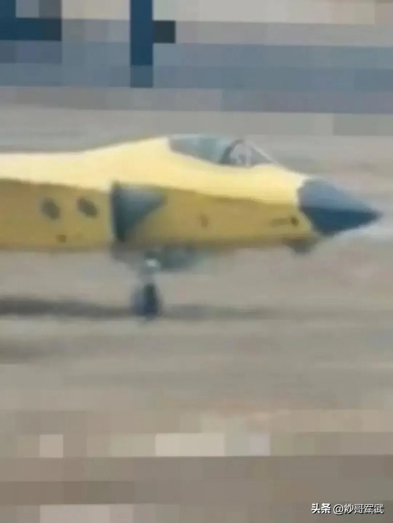 I find it interesting that recently more & more images of the J-20A were leaked including rumours mentioning additional prototypes (2053 & 2056) but all are too blurry to really show something meaningful. As such, they are playing with us again. (Image via @地产画匠 from Weibo)