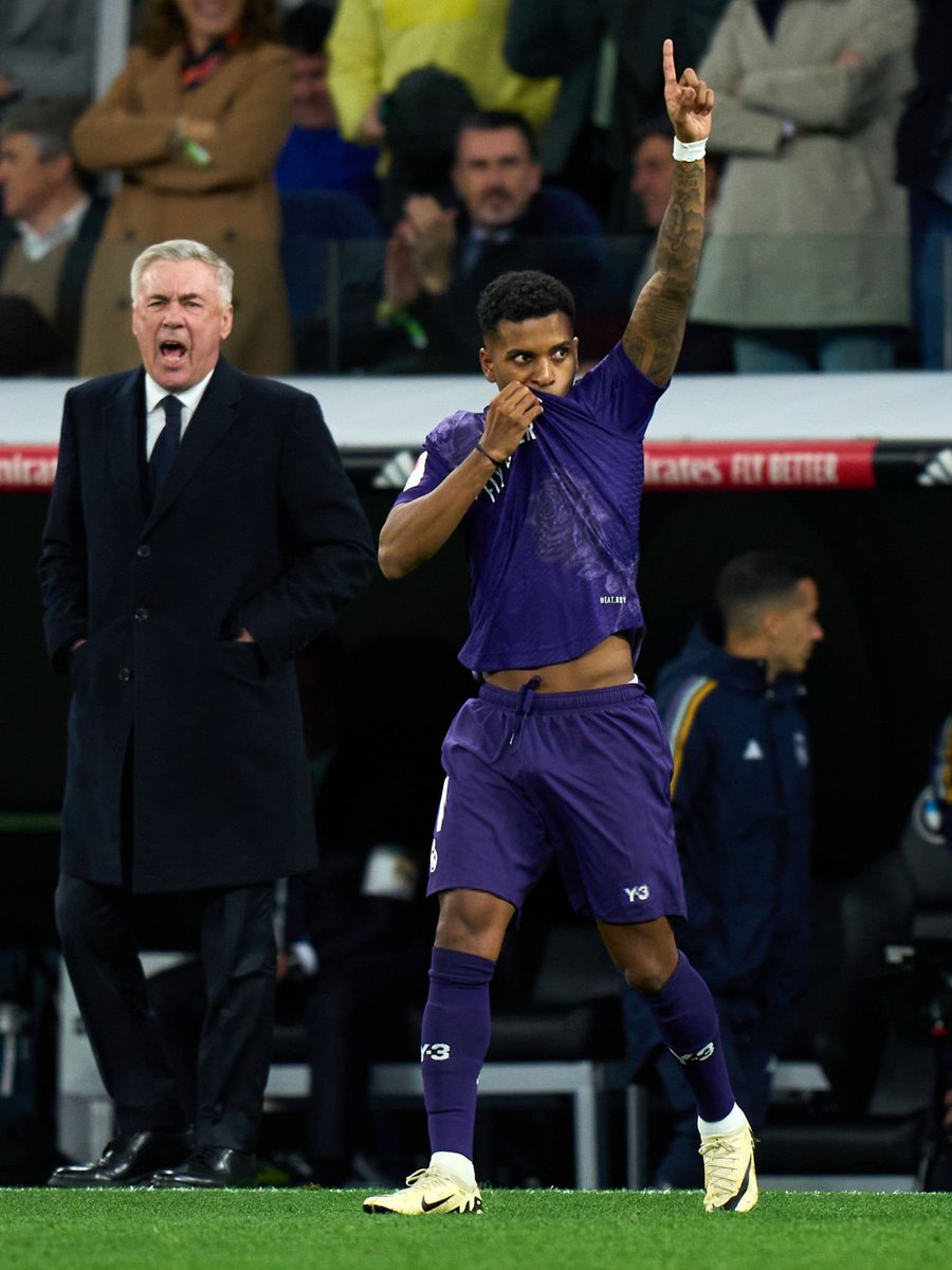 MadridUniversal's tweet photo. Carlo Ancelotti wants Rodrygo to switch flanks with Vini at some point in the match against City. He has been practicing that in training all week.

— @relevo https://t.co/IFN8QgA01o
