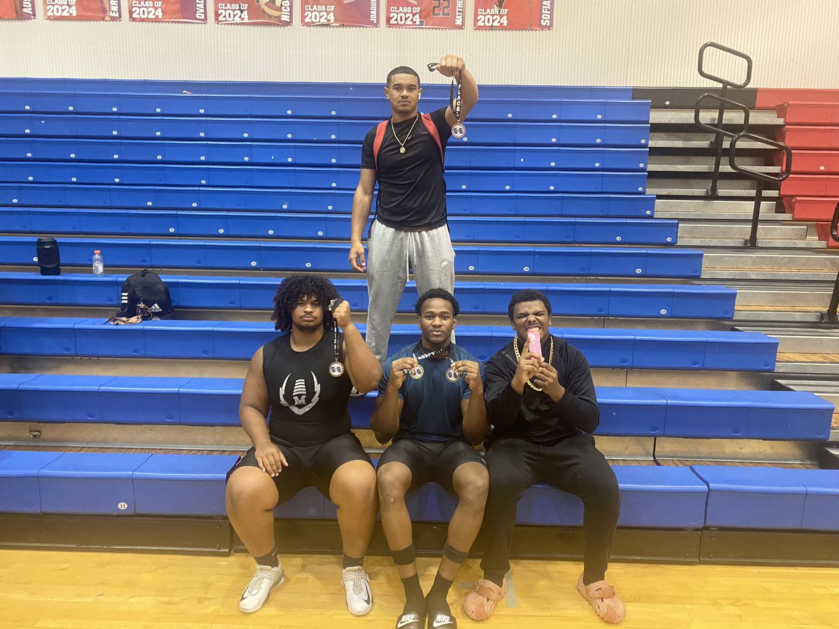 Congratulations to these HAWKS! Who all qualified for the state competition in weightlifting. Keeping the weightlifting 🏋️‍♀️ tradition strong!!! @LMHS_HawksFTBL where our goal is to always play in the last game possible and lift in the last meet possible! Now go be Great!