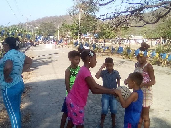 JavierVicet's tweet photo. Se realizaron diversas actividades en la feria del barrio, en saludo al día mundial de la Actividad Física y el día mundial de la Salud. @CubaMined @dpeStgo @SantiagodeCuba @dmeguama #guama https://t.co/p7XzFdXgso