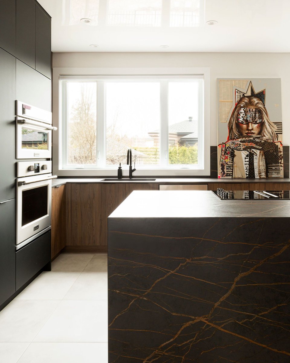 Dekton Laurent adds an opulent and moody touch to the heart of this home. 
Design: Ariane Nadeau from Ateliers Jacob
- 
Dekton Laurent ajoute une touche opulente et dramatique au cœur de cette maison.
Design: Ariane Nadeau de Ateliers Jacob