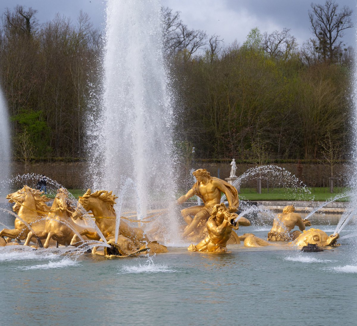 🇫🇷🌸💦⛲️ Profitez de ce temps printanier pour parcourir les jardins de Versailles, et les bassins mis en eau à l’occasion des grandes eaux musicales. Retrouvez l’élément central des jardins, le bassin d’Apollon éclatant, tout juste restauré. ✨