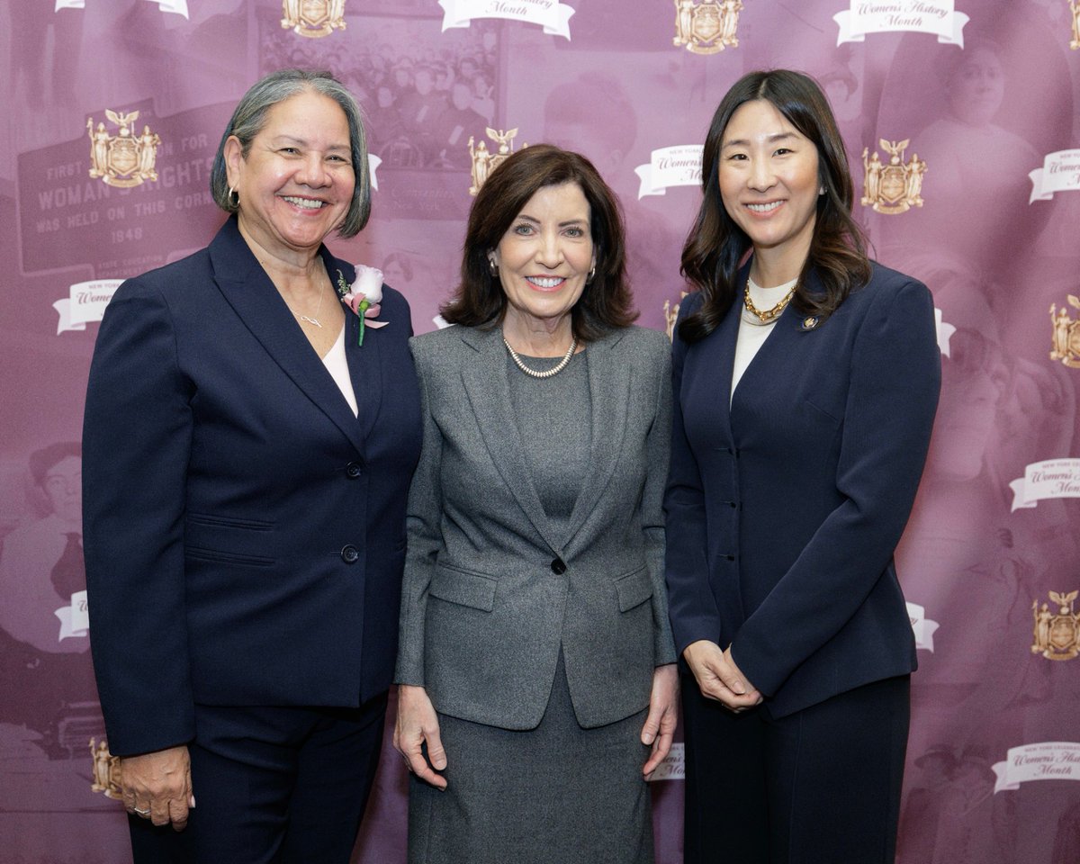 In March, @NYSLWC joined @GovKathyHochul & other state leaders to host a luncheon for Women's History Month. I was honored to present a proclamation to @DaisyPaezLES, an exceptional woman and a district leader, advocate, and organizer in our Lower Manhattan community⭐