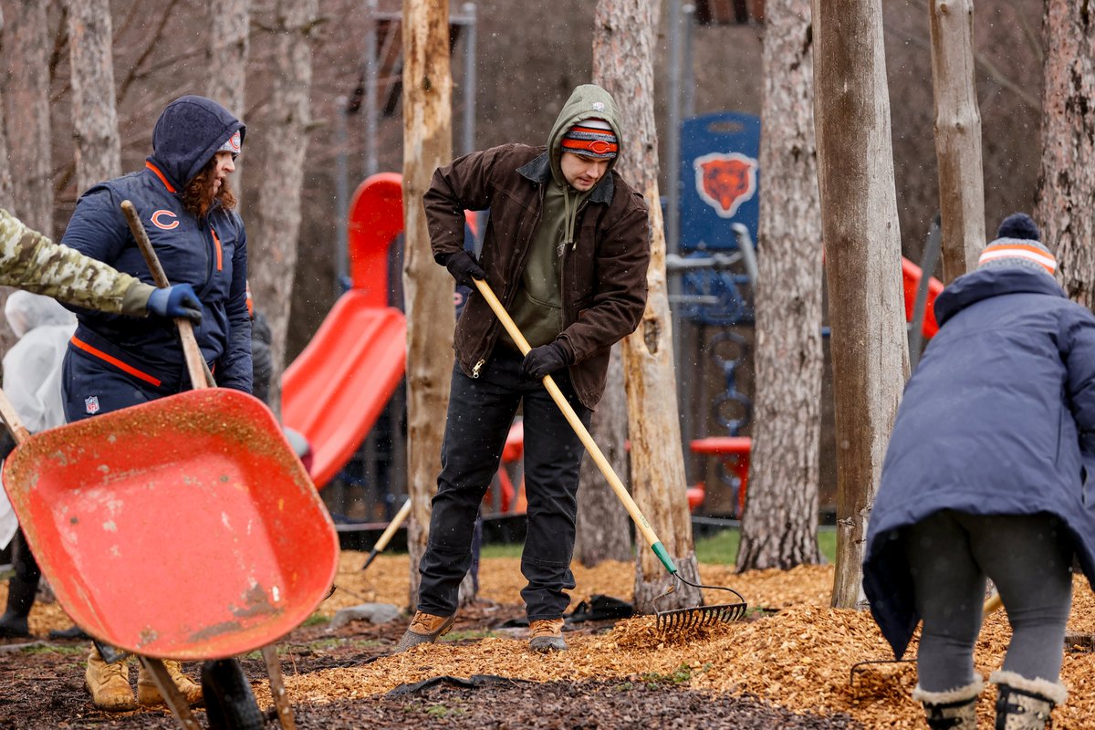 As part of our Bears Huddle volunteer program, Bears employees helped beautify the outdoor space and playground area at @ASafePlace2 last week. You can sign-up to learn more about our volunteer opportunities at ChicagoBears.com/BearsHuddle.