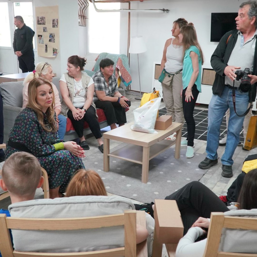 📢Комесарка за избеглице и миграције Наташа Станисављевић заједно  са Њ. Е. амбасадором Украјине, заменицом амбасадора Делегације Европске уније у Србији, представником УНХЦР- а у Србији  и градоначелником Врања посетила азилни центар у Врању у којем су смештена лица из Украјине