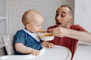 When you start introducing solid foods to your baby, introduce foods which may cause an allergic reaction 1 at a time, in small amounts so you can spot any reaction. If you have a family history of allergies, speak to your GP or health visitor first. nhs.uk/conditions/bab…