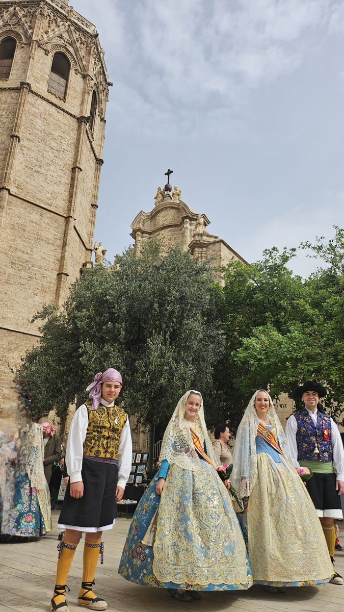 Falla374's tweet image. 💐 Nuestros representantes se dieron cita ayer lunes para poder festejar y participar en la Ofrenda de Sant Vicent Ferrer de la mano del Altar de El Carmen, quien invitó a toda la Federación Benicampa a participar de este bonito acto al santo patrón de la ciudad ❤️