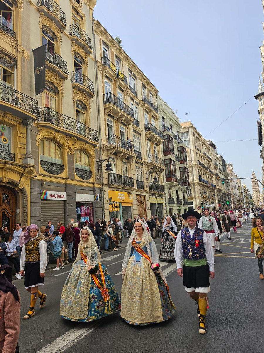 Falla374's tweet image. 💐 Nuestros representantes se dieron cita ayer lunes para poder festejar y participar en la Ofrenda de Sant Vicent Ferrer de la mano del Altar de El Carmen, quien invitó a toda la Federación Benicampa a participar de este bonito acto al santo patrón de la ciudad ❤️