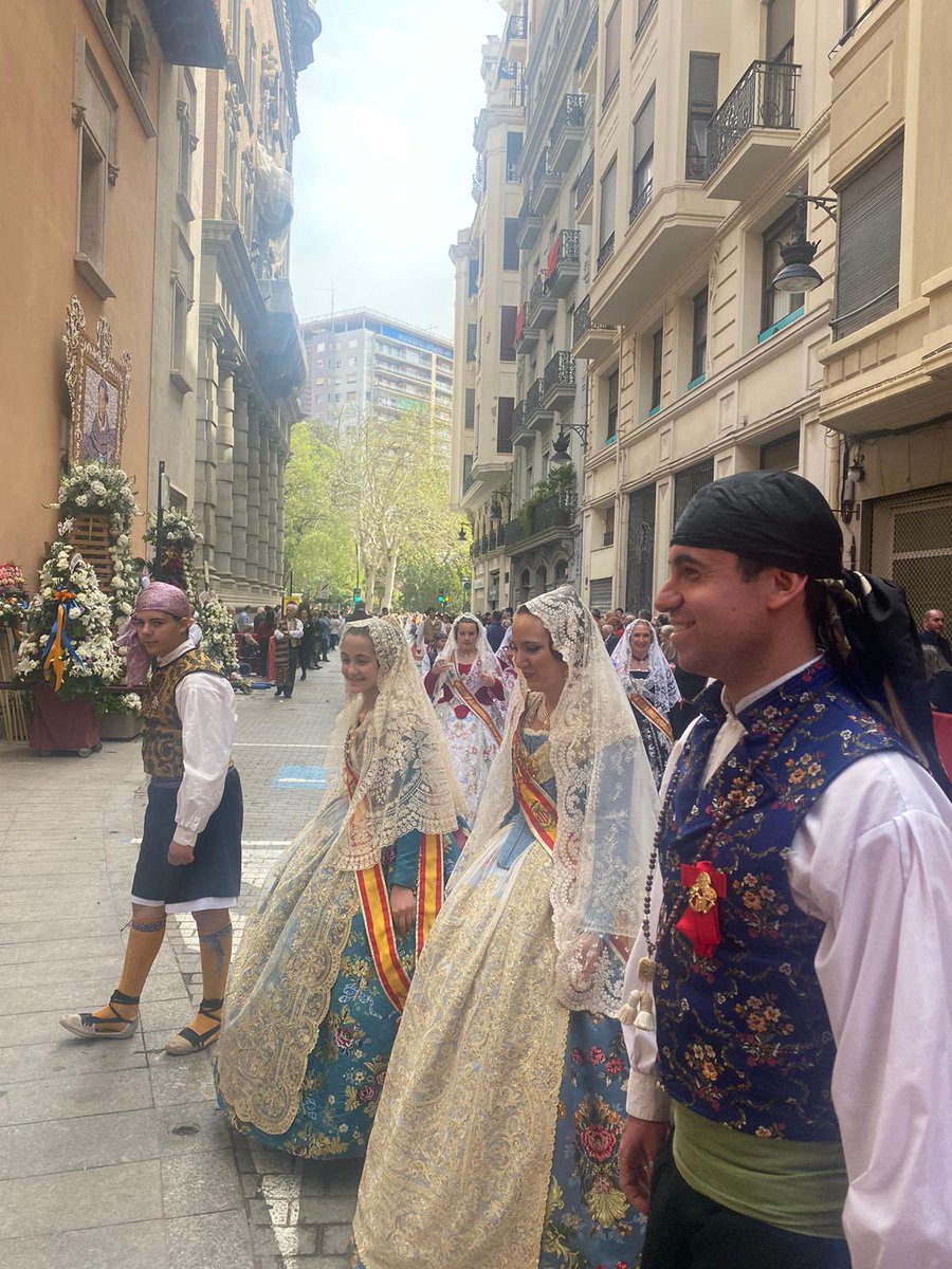 Falla374's tweet image. 💐 Nuestros representantes se dieron cita ayer lunes para poder festejar y participar en la Ofrenda de Sant Vicent Ferrer de la mano del Altar de El Carmen, quien invitó a toda la Federación Benicampa a participar de este bonito acto al santo patrón de la ciudad ❤️