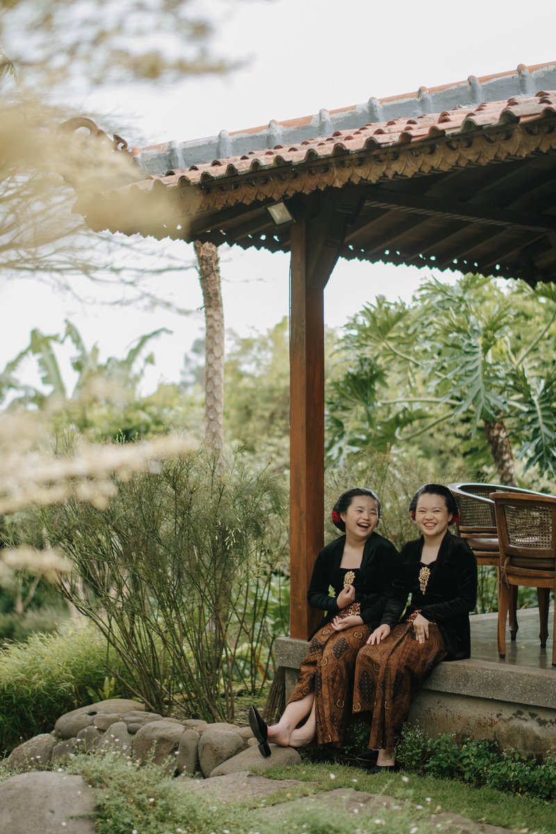 jauh-jauh dari Taiwan pengen foto keluarga konsep tradisional Indonesia.