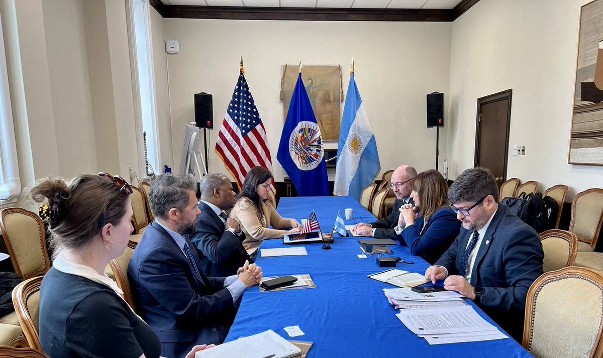 En el marco de la IV RANDOT, la ministra de Seguridad, Patricia Bullrich, mantuvo un encuentro con el embajador Todd Robinson, secretario adjunto de Estado en la Oficina de Narcóticos Internacionales y Aplicación de la Ley (INL), que cuenta con la asistencia técnica del OEA-DDOT,