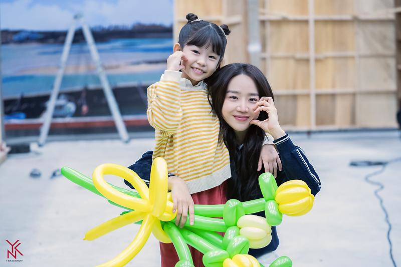 Marissa77581427's tweet photo. #ShinHaeSun🌻 #ChoSamDal
#KimDoEun💛 #ChaHaYul 
#TheLastDayShooting #WelcomeToSamdalri💙 

[Reposted] From @YNKentofficial https://t.co/wset1FXckK
