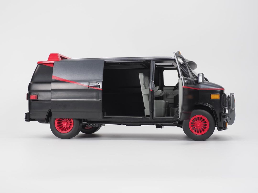 HeroesToys's tweet photo. Early Bird pricing for basic Black and basic White starts at 99.99 USD, with this Alpha Version coming in at under 150.00 USD. Keep tuned in to Ramen Toy for availability! #BreadCar #80sVan #GetInTheVan #PittyTheFool #OneTwelfthScale https://t.co/nYENjedigy