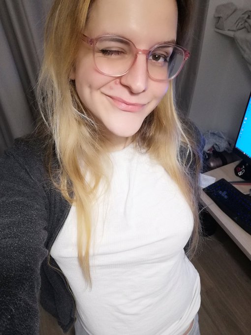 Who want geek with me? 👀 https://t.co/wuL0yt1kII