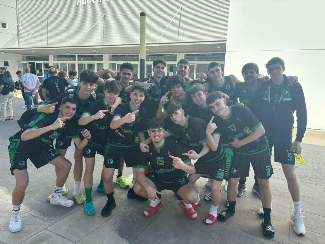 CBAndujar's tweet photo. ¡TENEMOS LA PRIMERA!
Victoria del Junior Masculino en el primer partido del CADEBA ante ULB. https://t.co/z0JvybuTD7